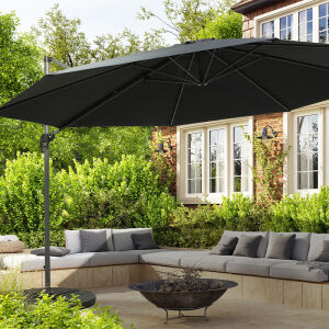 De luxe hangende parasol XXL staat uitgeklapt in de tuin en werpt schaduw over een loungeset. 